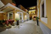 images/gallery-esterni/sala-meeting-con-vista-ingresso.jpg